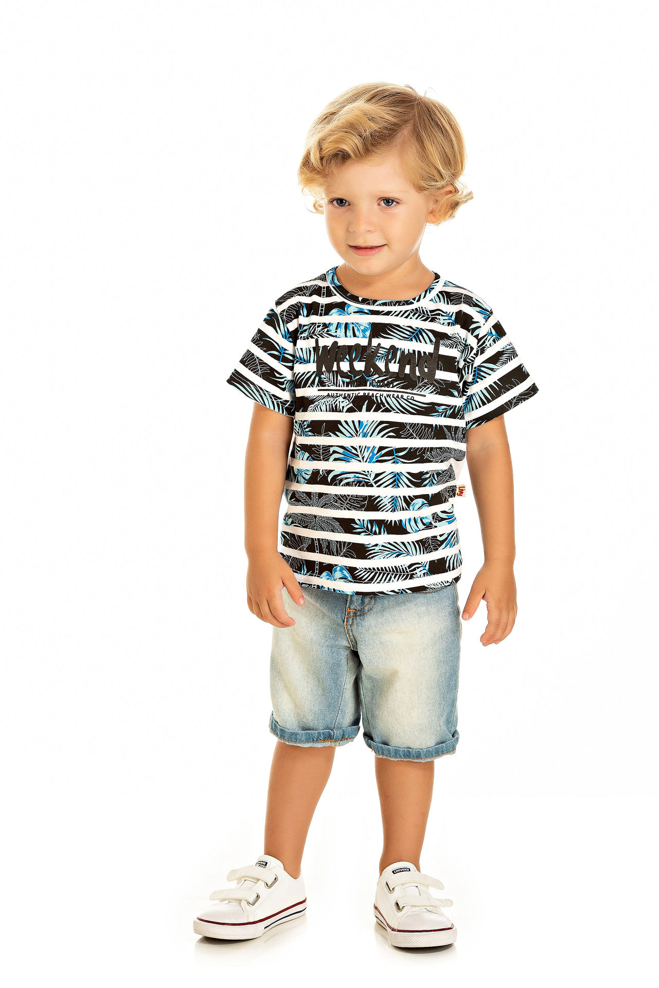 Menino usando camiseta listrada e bermuda