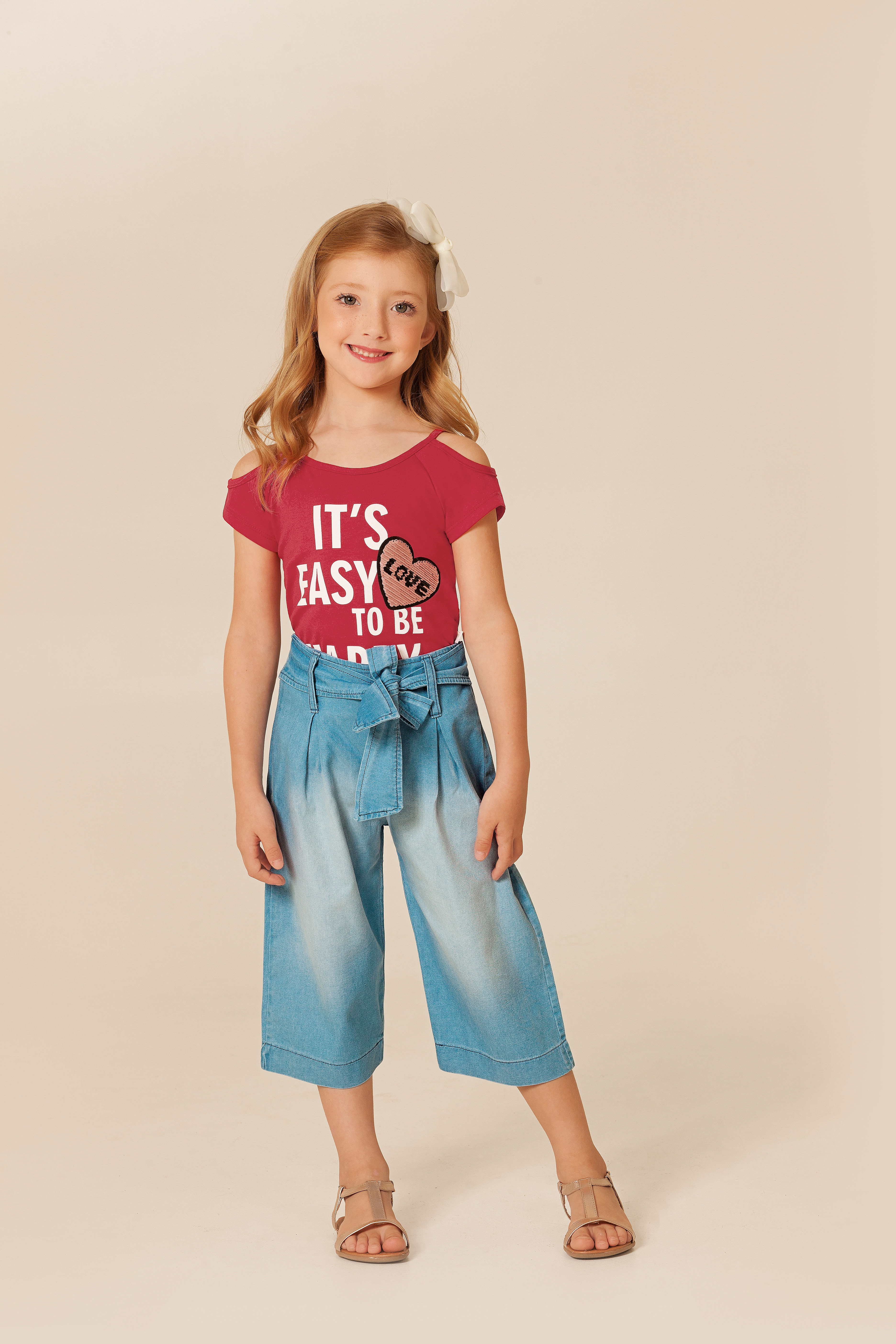 Criança usando pantacourt infantil e camiseta