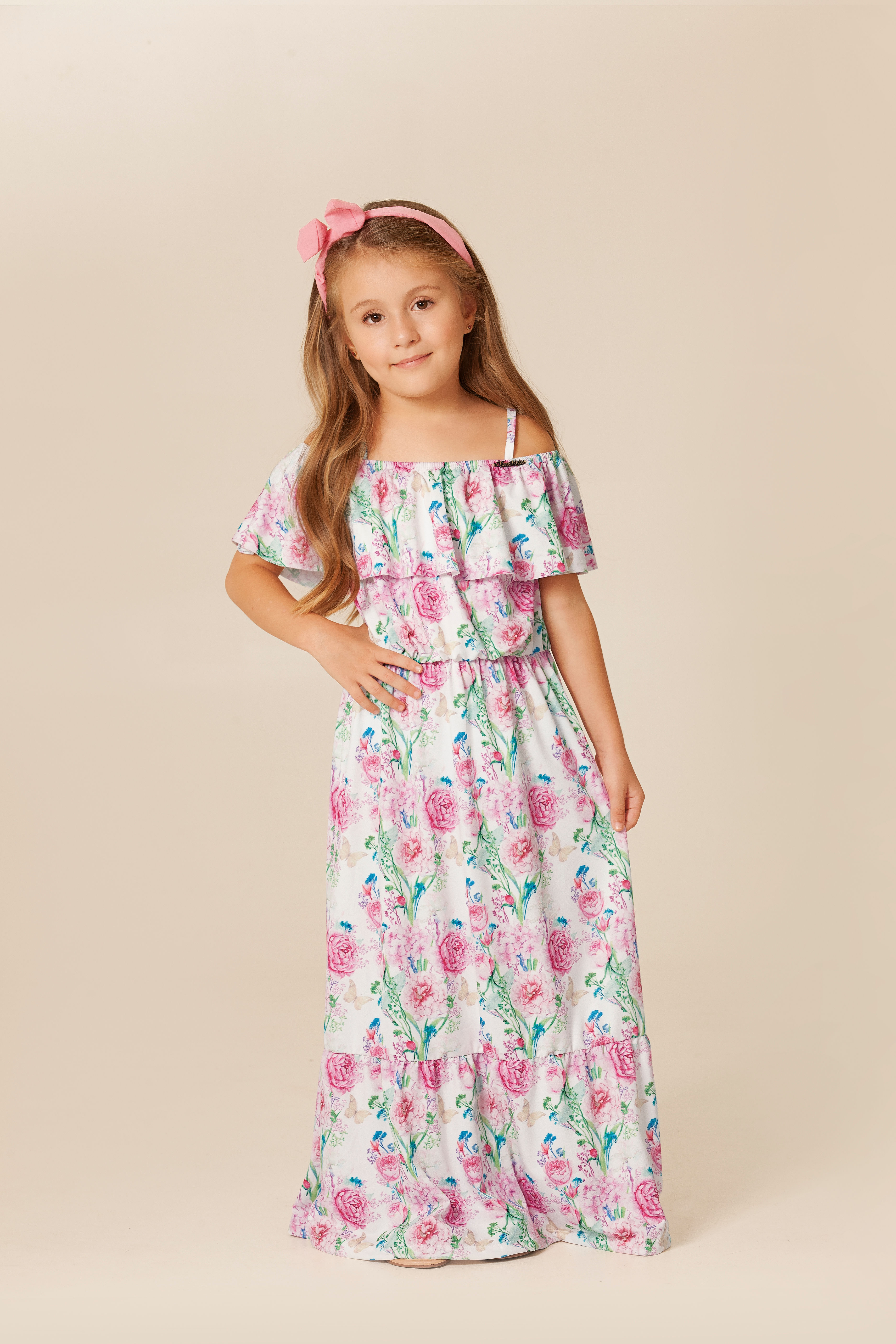 Menina usando vestido longo infantil