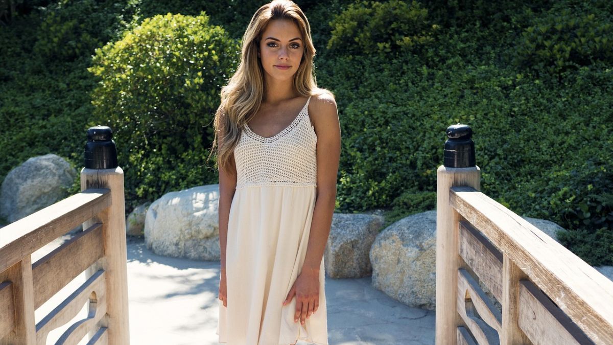 mulher-loira-de-vestido