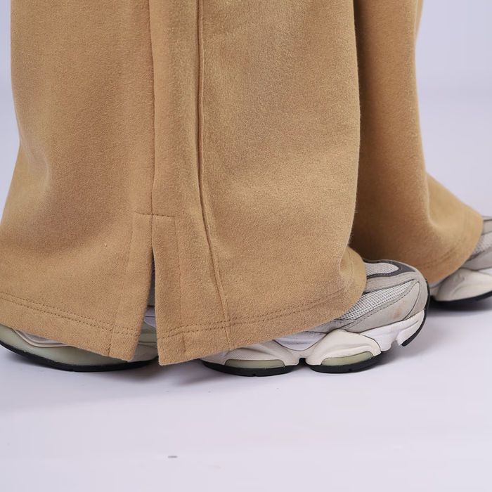 Barra da calça pantalona de moletom com fenda e friso