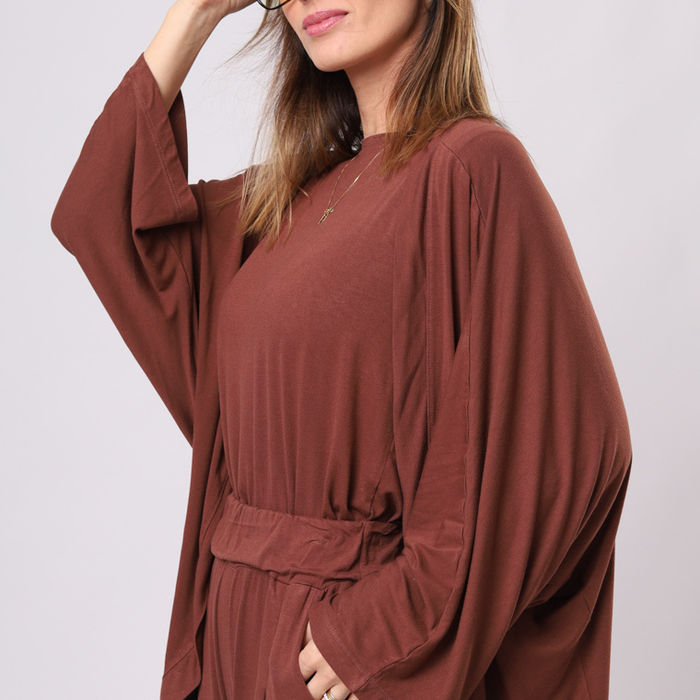 Kimono feminino amplo com mangas largas e calça pantalona marrom