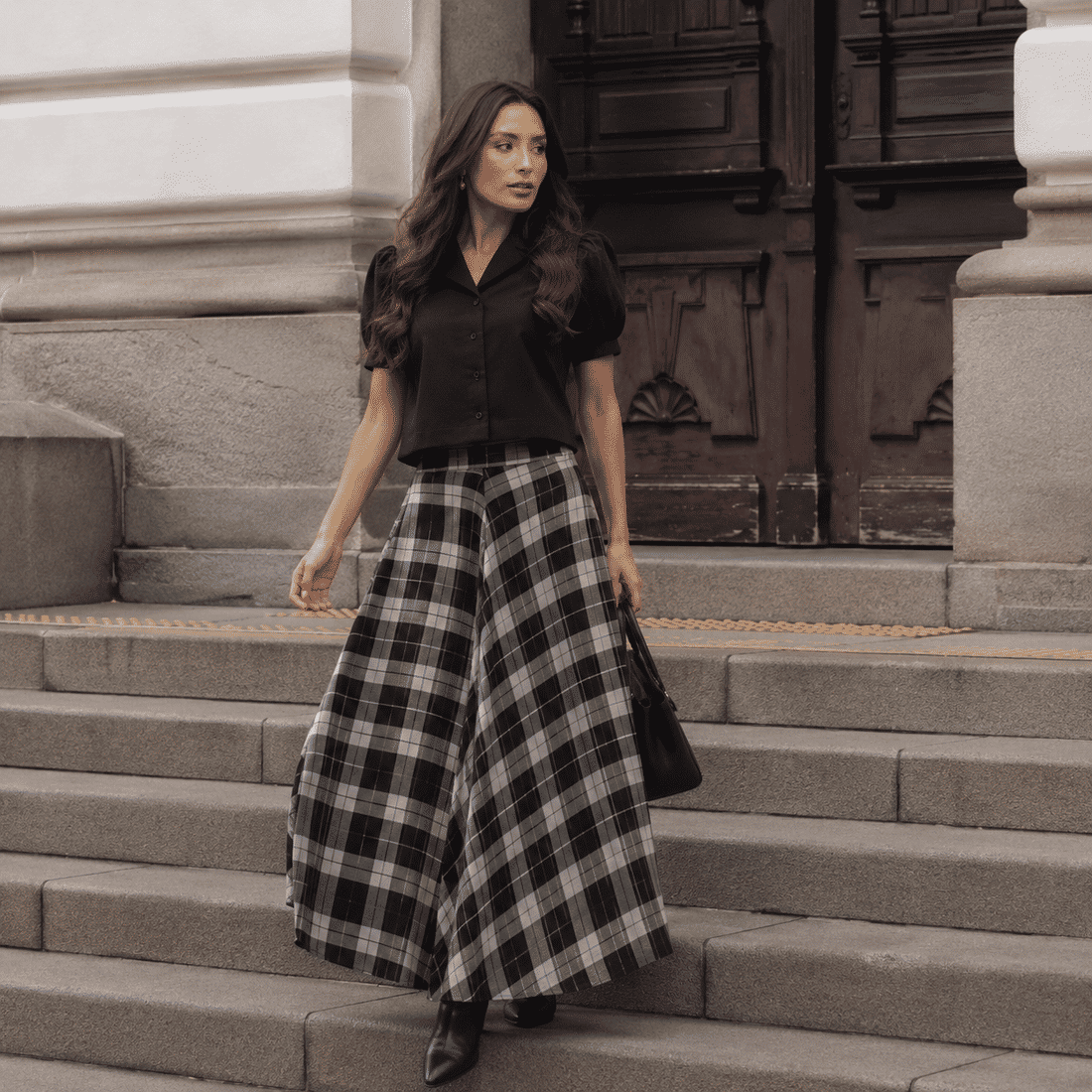 Saia midi Lívia xadrez preta Dolce-me
