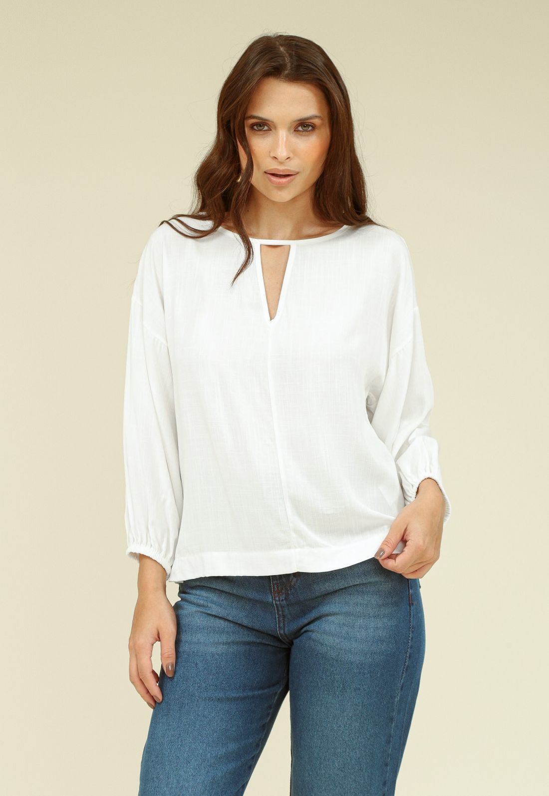 BLUSA EM VISCOLINHO COM ABERTURA DECOTE MANGA 7/8 - Cor OFF WHITE - Tamanho PP