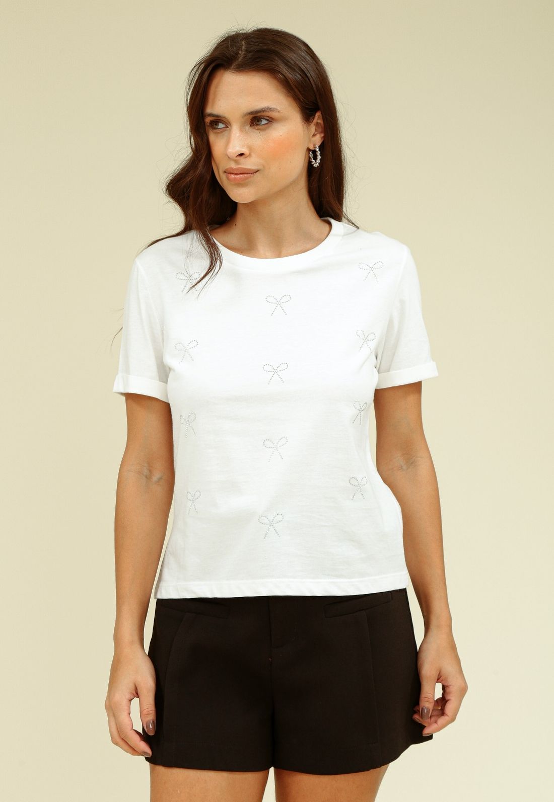 BLUSA EM MEIA MALHA COM APLIQUE STRASS LAÇO - Tamanho P - Cor OFF WHITE