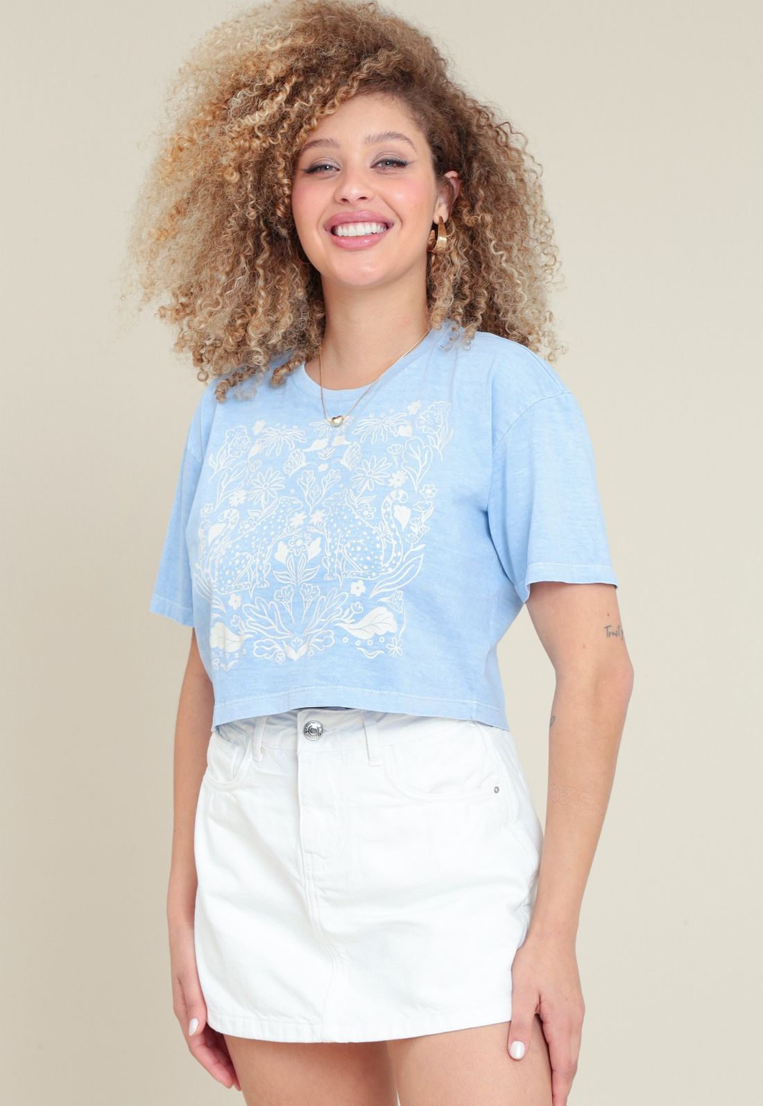 T-SHIRT CROPPED EM MEIA MALHA ESTONADA - Cor AZUL - Tamanho PP