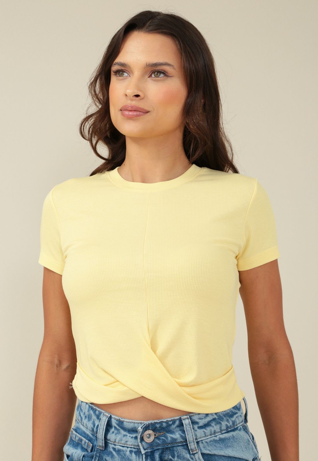 Blusa Em Ribana Manga Curta Com Recorte E Transpasse Barra - Tamanho P - Cor AMARELO