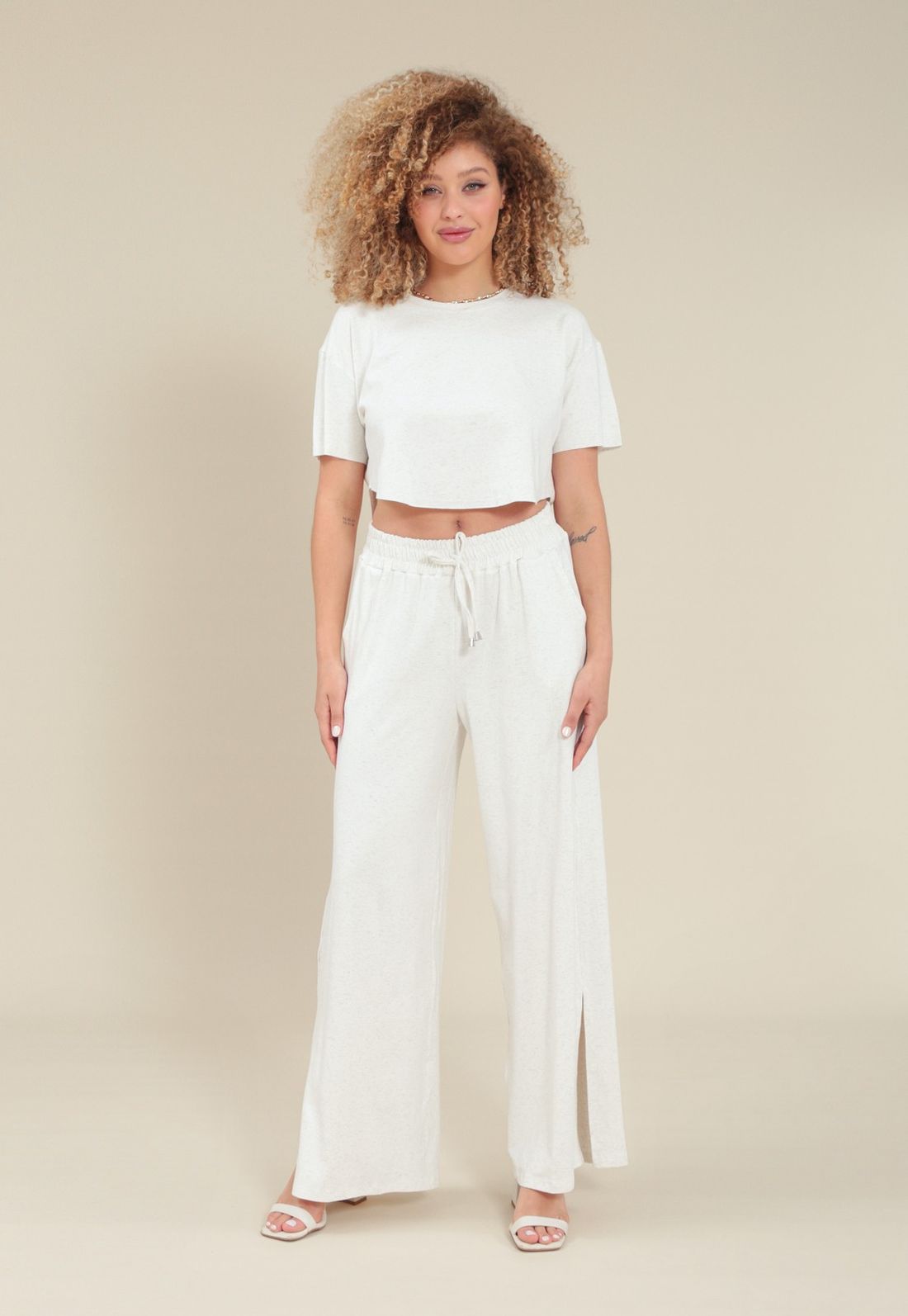 CALÇA WIDE LEG EM MALHA LINHO BOLSO - Cor OFF WHITE - Tamanho PP