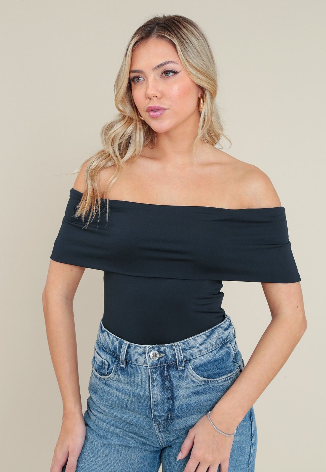 BLUSA EM MALHA DECOTE OMBRO A OMBRO - Cor PRETO - Tamanho PP