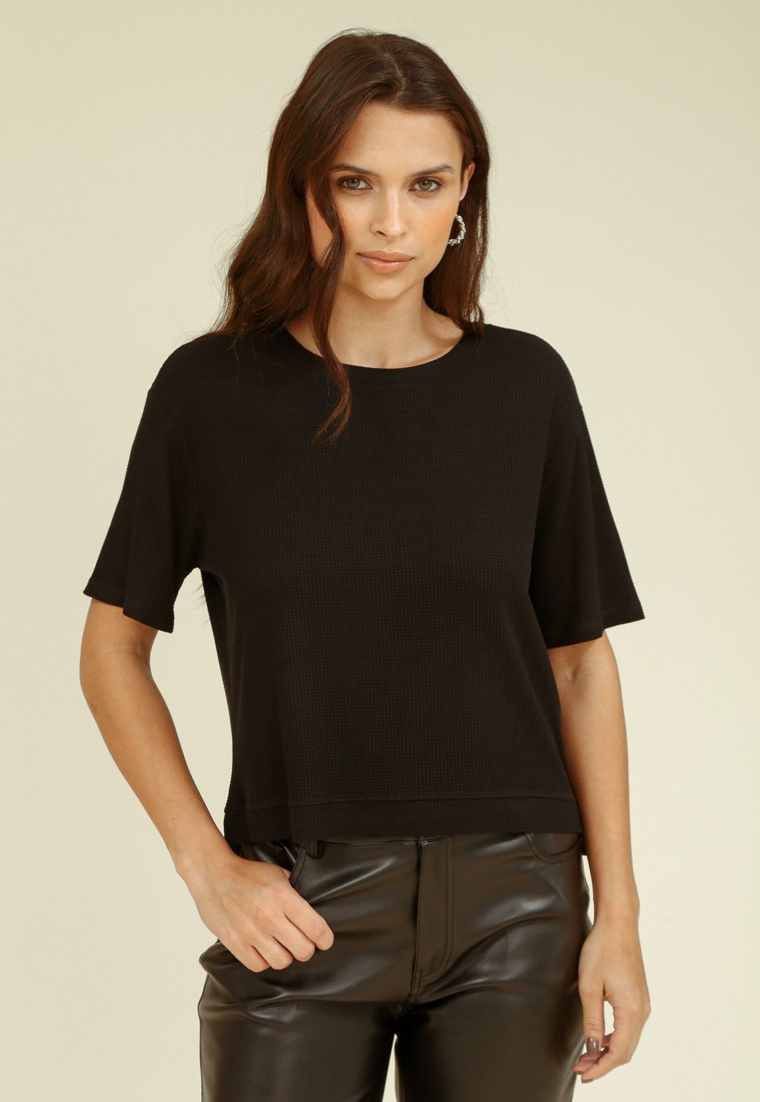 BLUSA MALHA TEXTURIZADA MANGA CURTA ABERTURA LATERAL - Tamanho P - Cor PRETO