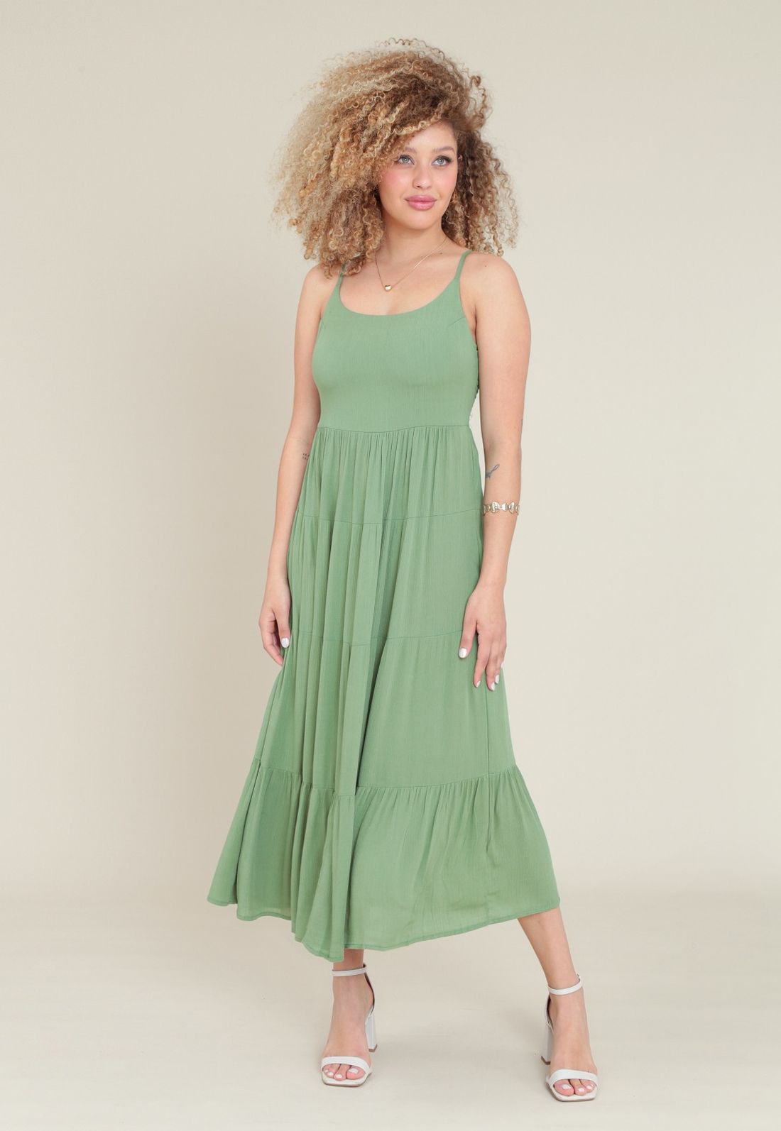 VESTIDO EM VISCOSE TEXTURIZADA MIDI COM ALÇA E RECORTES - Tamanho P - Cor VERDE