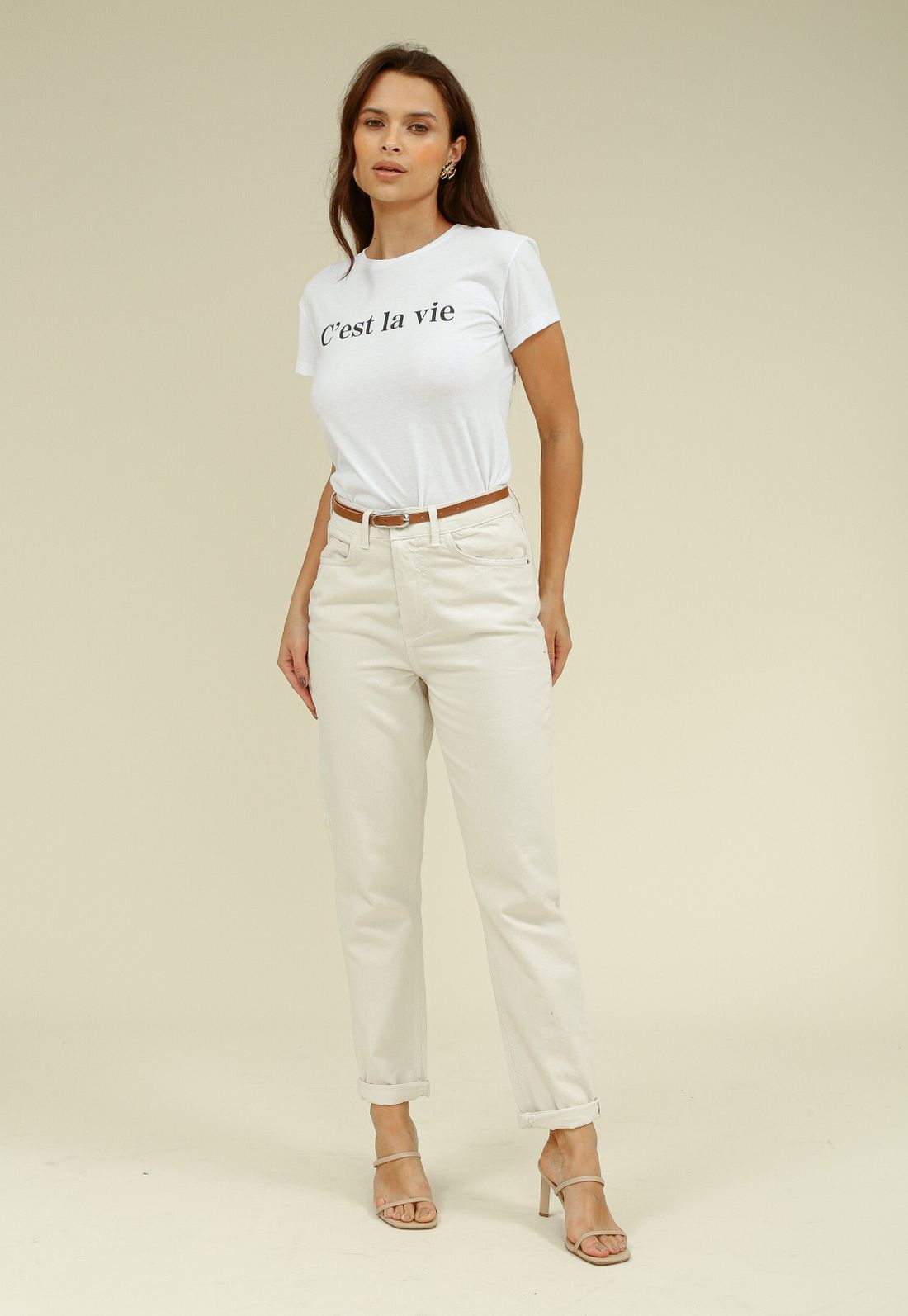 CALÇA SARJA MOM BÁSICA COM CINTO - Cor OFF WHITE - Tamanho 40