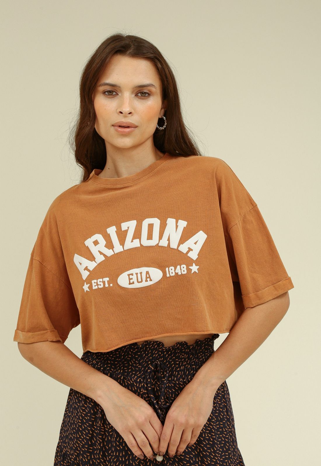 CAMISETA CROPPED EM MEIA MALHA ESTONADA ARIZONA - Tamanho P - Cor MARROM