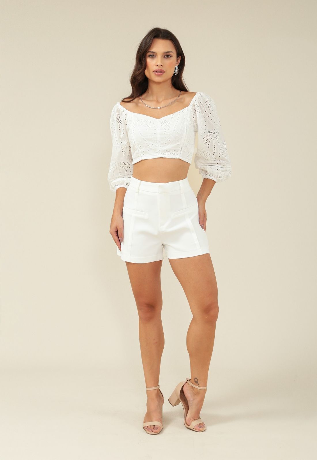 Short Em Crepe Alfaiataria Recorte Frontal - Cor BRANCO - Tamanho PP