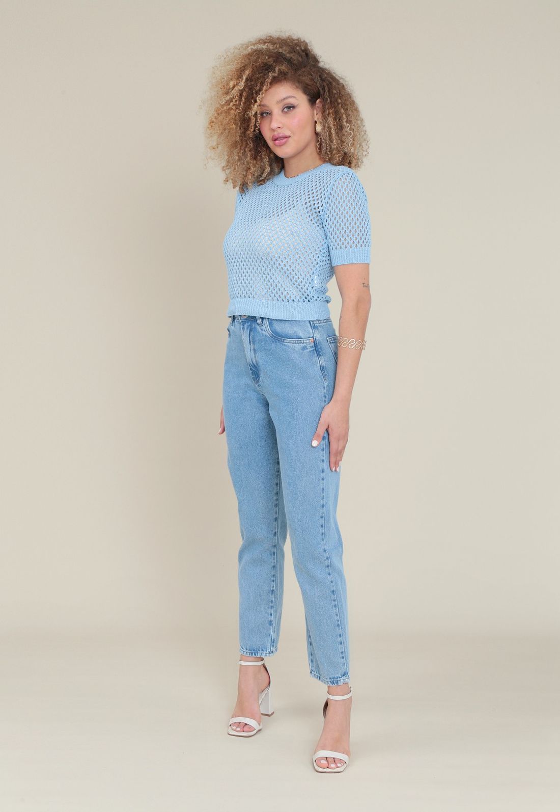 CALÇA MOM JEANS COM ELASTANO - Cor AZUL CLARO - Tamanho 40