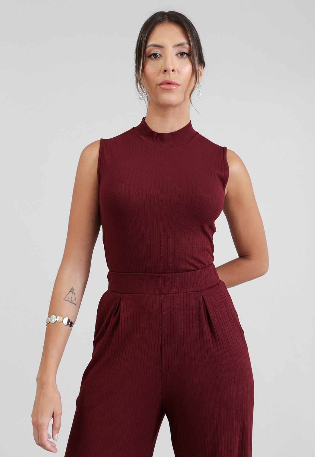 Blusa Sem Manga Gola Alta Malha Canelada - Tamanho P - Cor VINHO