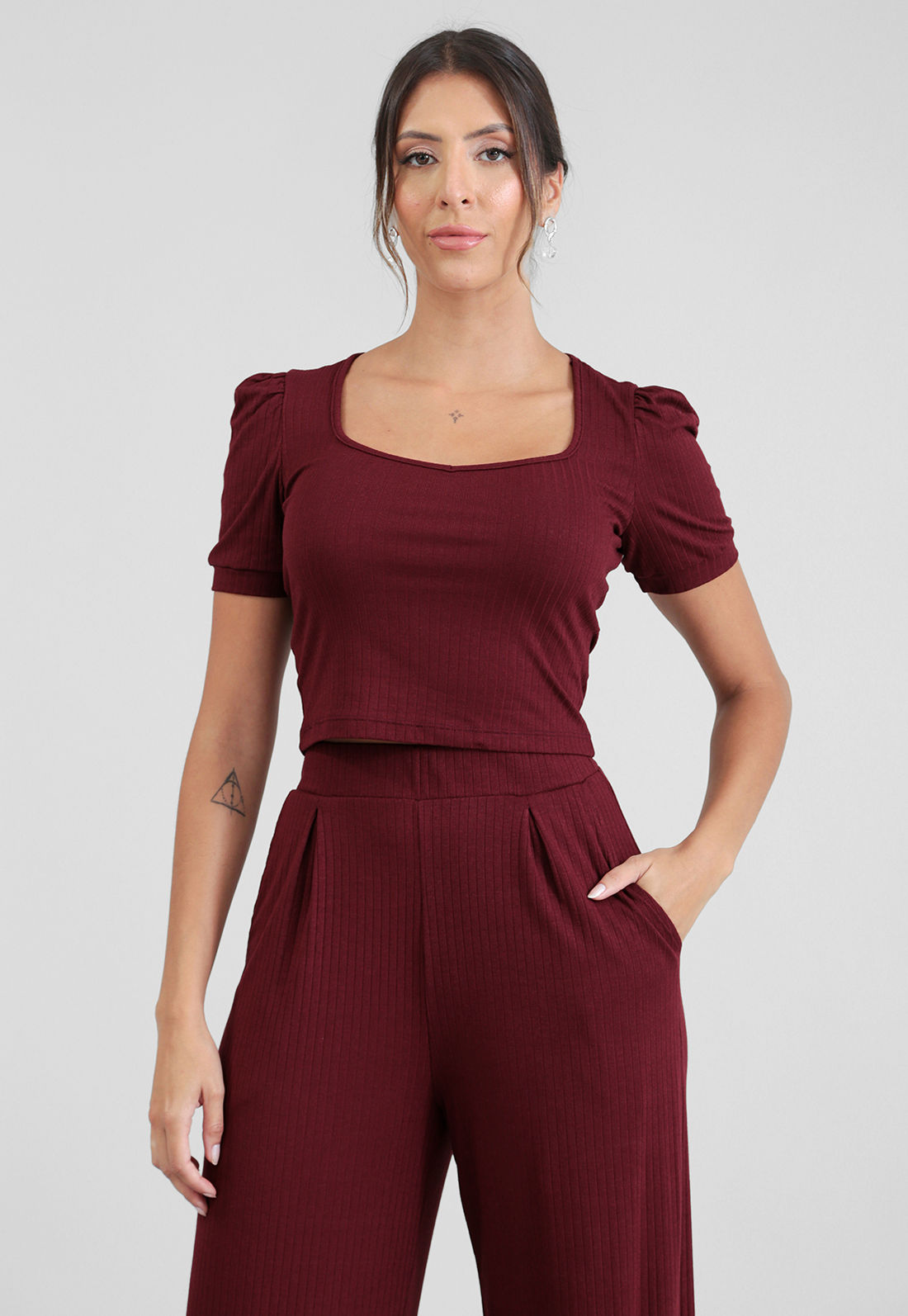 Blusa Em Malha Canelada Manga Curta - Tamanho P - Cor VINHO
