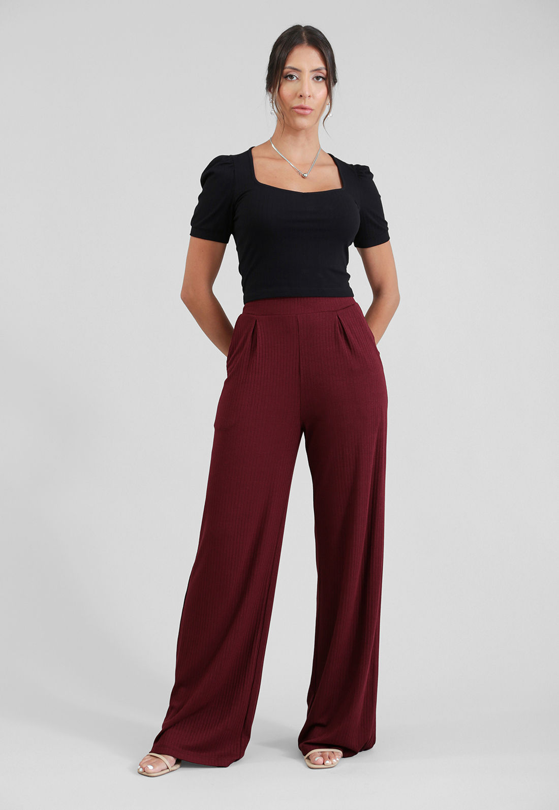 Calça Pantalona Em Malha Canelada Com Pregas Bolso - Cor VINHO - Tamanho PP