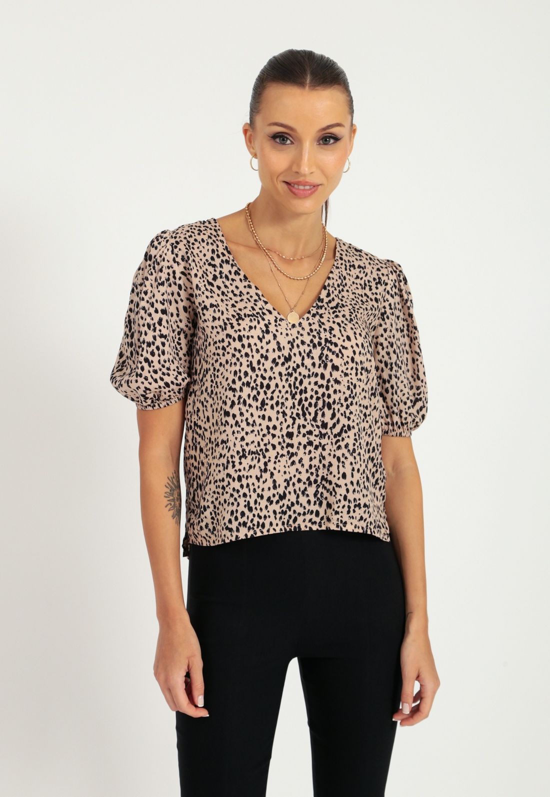 BLUSA VISCOSE  DECOTE V ANIMAL PRINT - Tamanho P - Cor BEGE