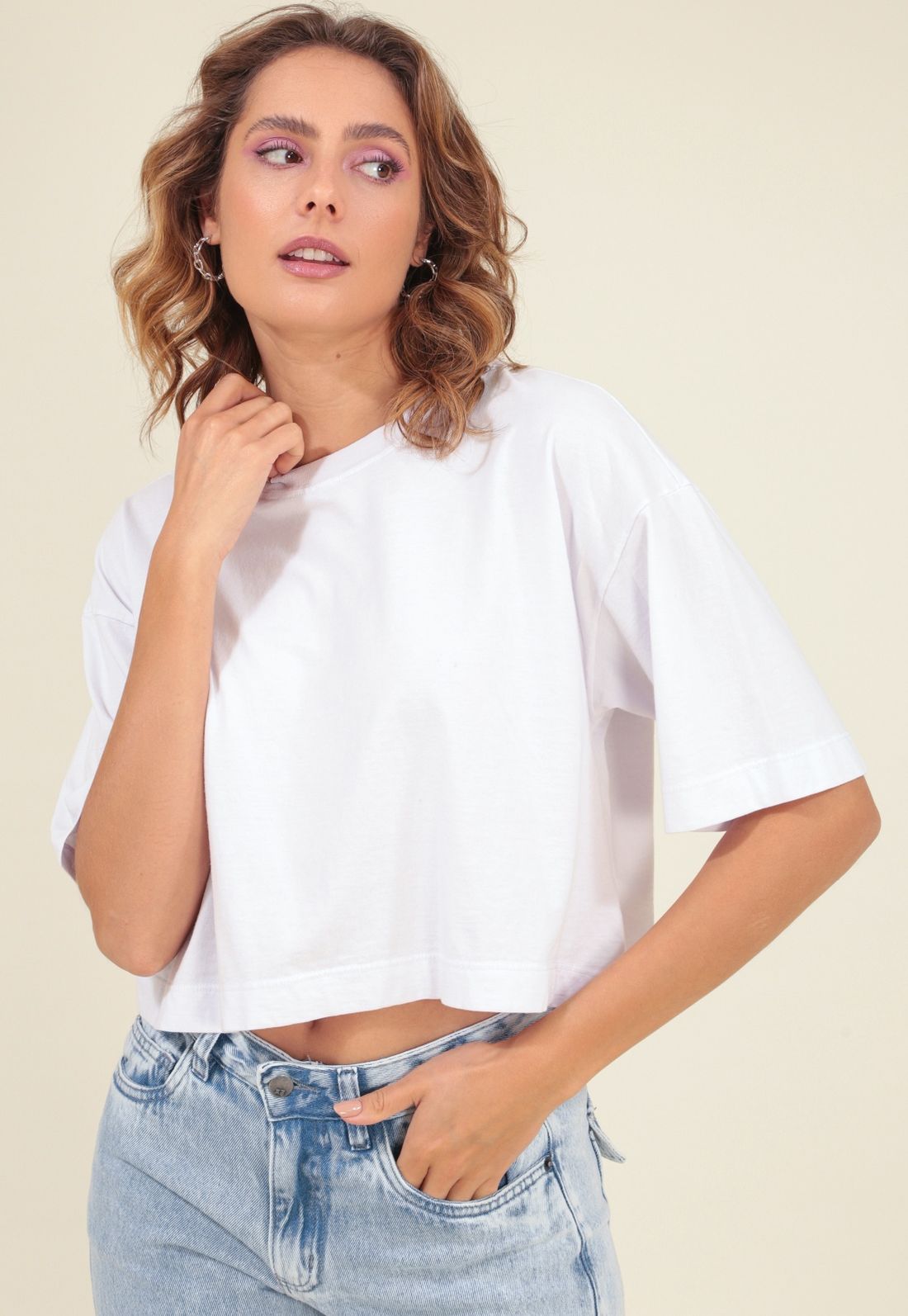 CAMISETA CROPPED MEIA MALHA CAVA DESLOCADA - Tamanho M - Cor BRANCO