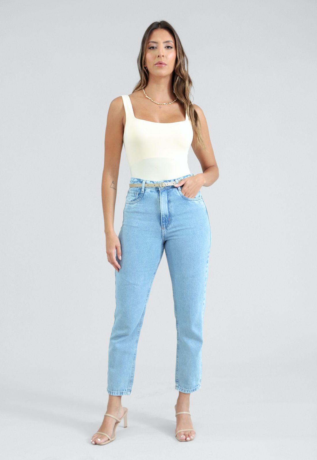 Calça Jeans Mom Com Cinto - Cor AZUL CLARO - Tamanho 34