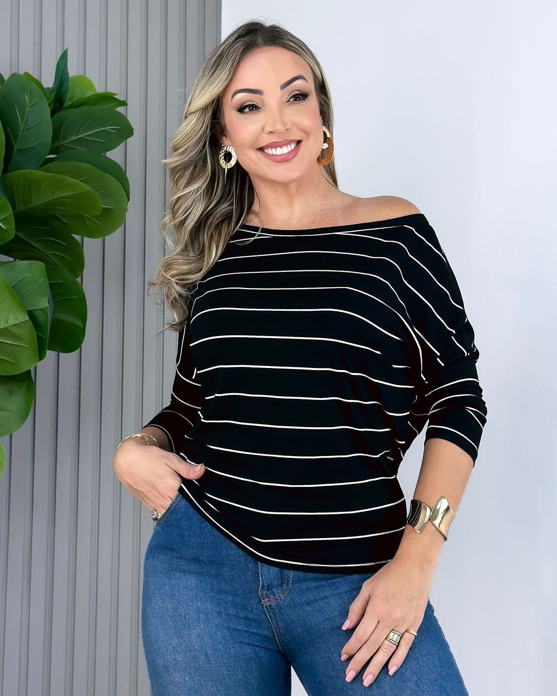 Blusa Preta Manga Curta em Viscose Solta Sob