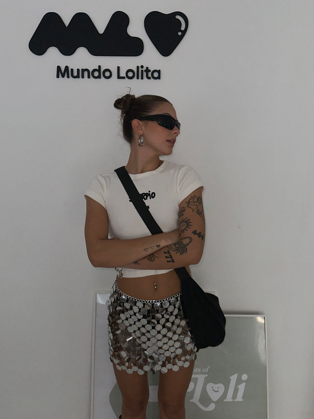 baby tee cropped feminina com shape ajustado ao corpo e estampa do