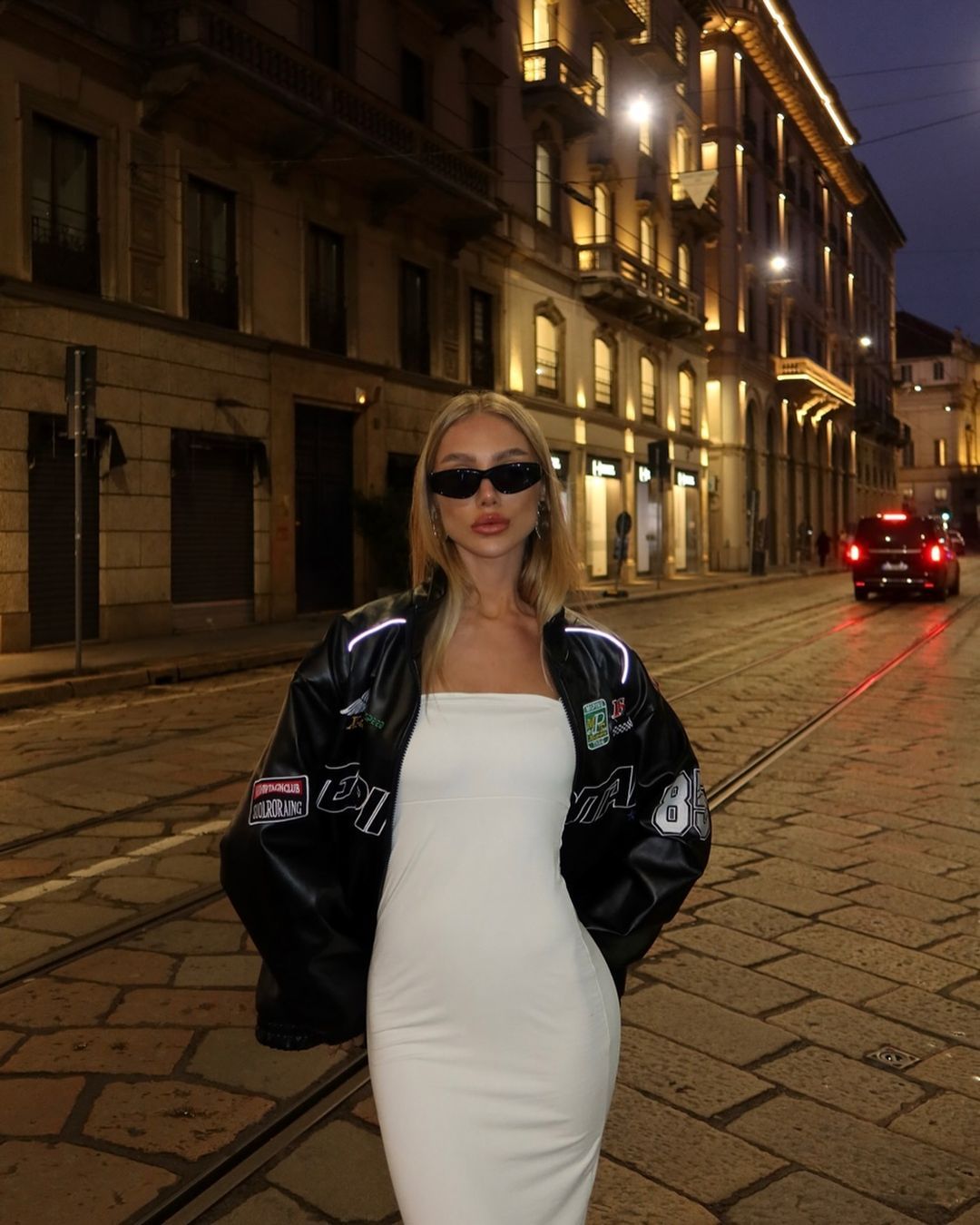 Vestido longo justo de decote reto, com fenda traseira em malha