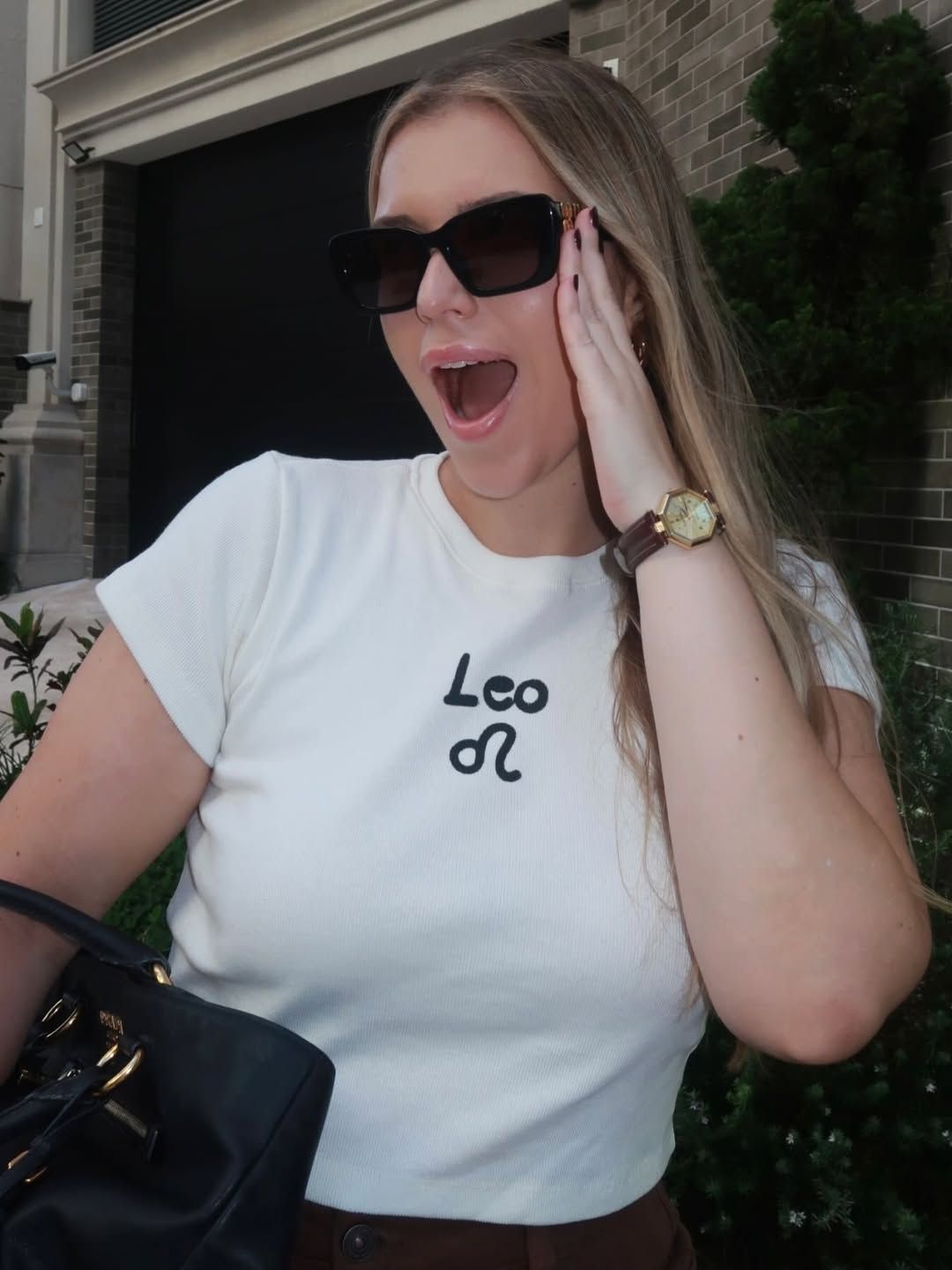 baby tee cropped feminina com shape ajustado ao corpo e estampa do