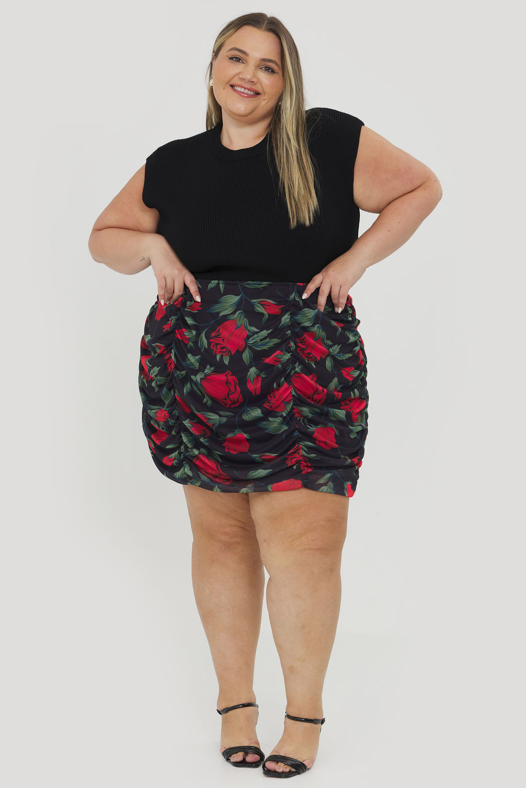 Saia curta drapeada floral plus size