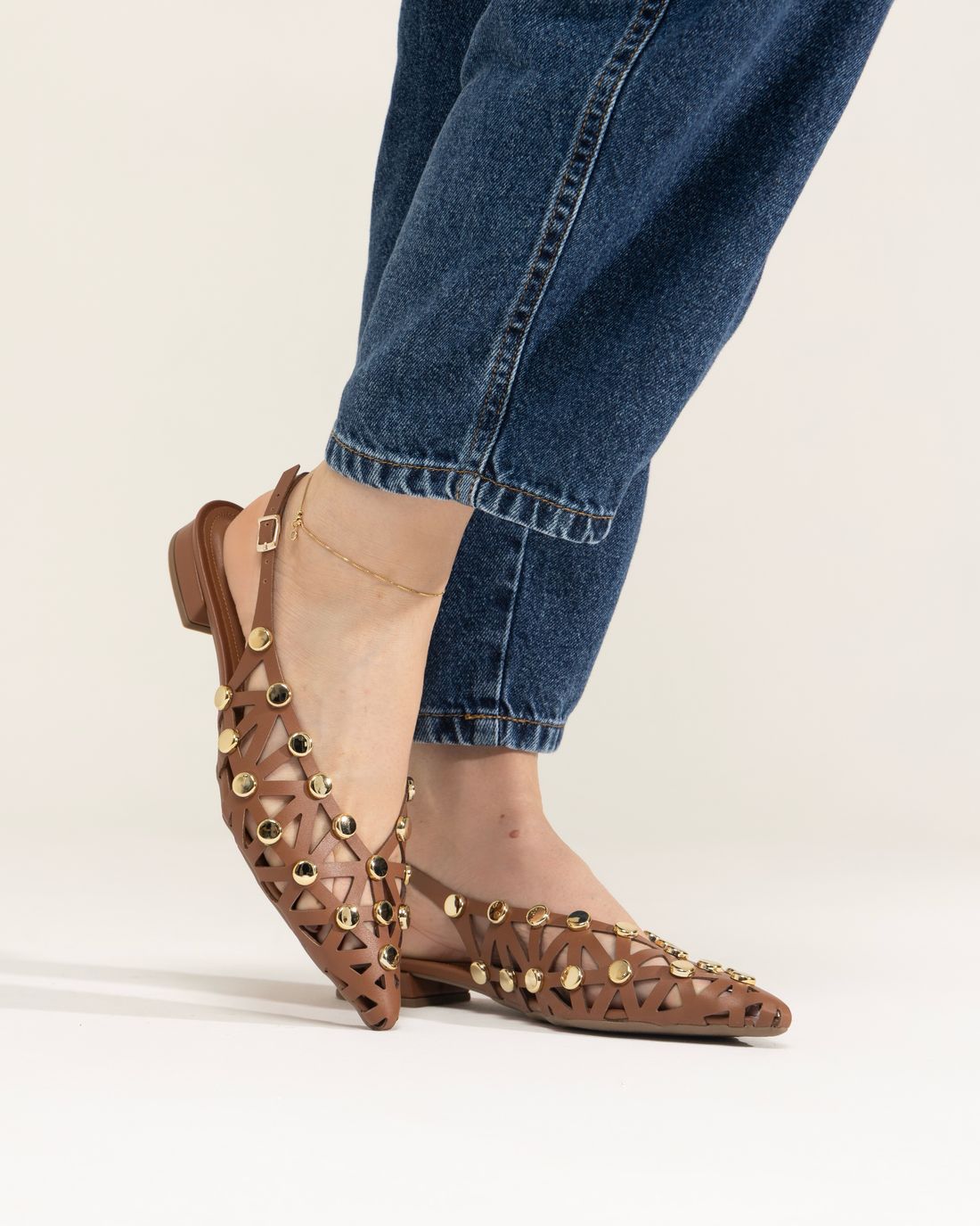 SAVINA - SAPATILHA SLINGBACK COURO COM TACHAS CARAMELO Hayah Shoes