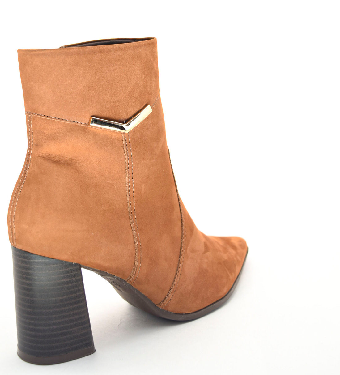 Bota Ramarim Nobuck Cano Curto Bico Fino Salto Grosso Aplicação Metal  Caramelo - LM Martins - Veste você por inteiro