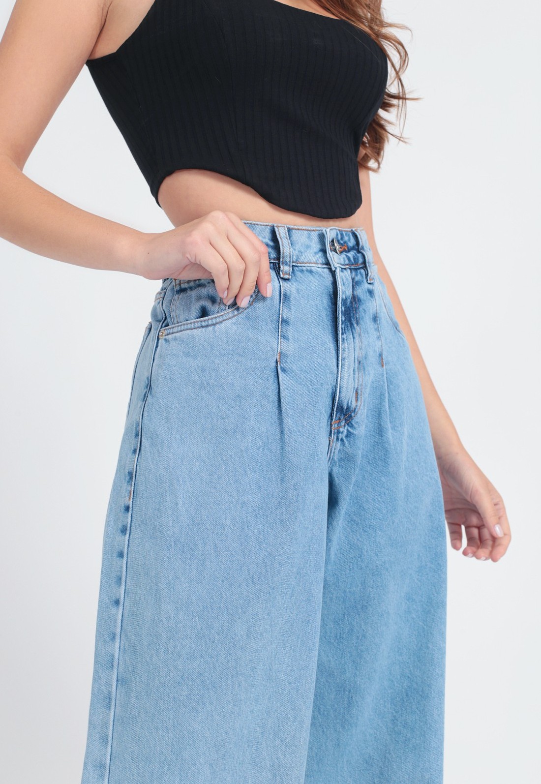 Calça Wide Leg Jeans com Bordado Floral nas Laterais Azul