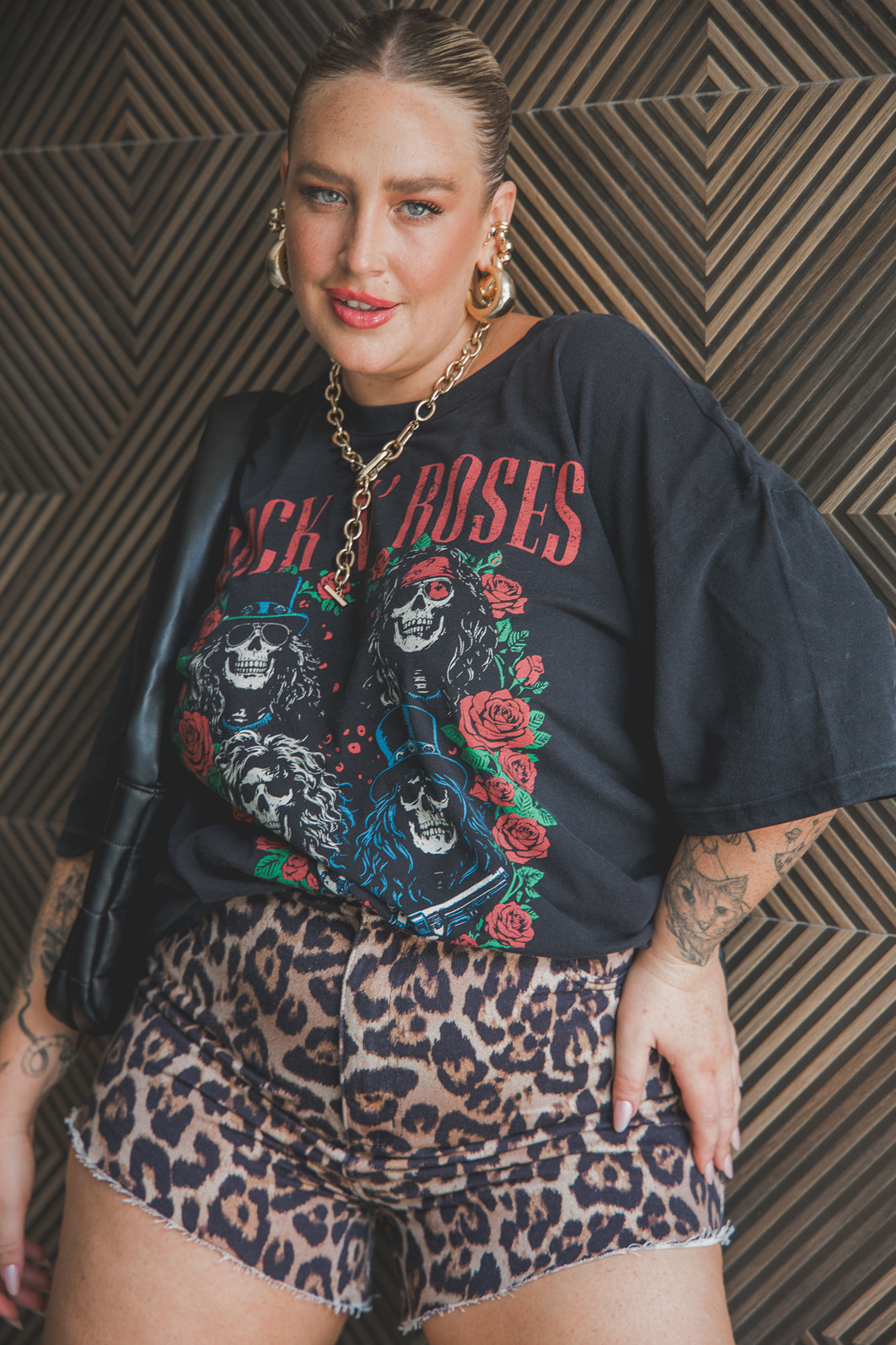 CAMISETA T-SHIRT VINTAGE PRETA ESTONADA GUNS Marina&Gabriella