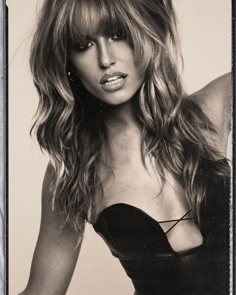 Manuela Botti vestindo vestido de couro Grammy da Mundo Lolita