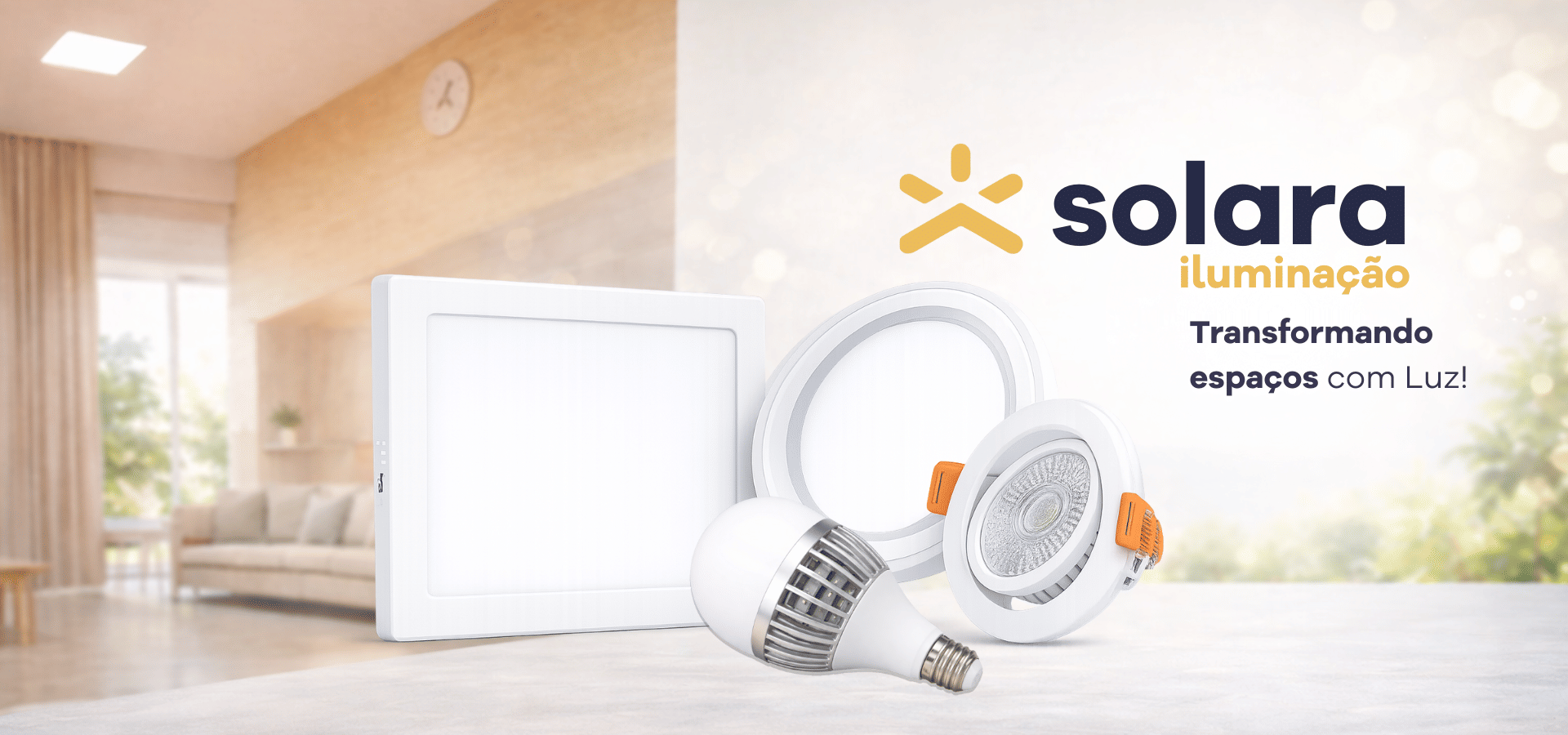 Banner da Solara Iluminação com painéis LED, lâmpada e spot, em ambiente residencial moderno, representando a marca própria de iluminação da Maeto com soluções eficientes e design moderno