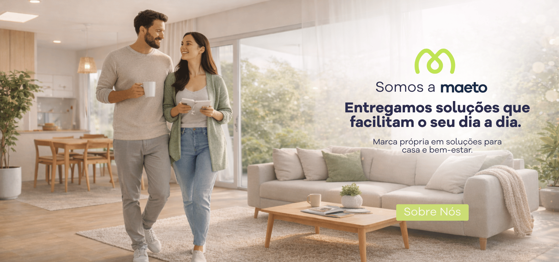 Ambiente residencial moderno com casal caminhando na sala, sofá e mesa de centro, ilustrando soluções da Maeto para facilitar o dia a dia em casa.