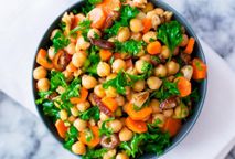 salada de grão de bico com frango e agrião