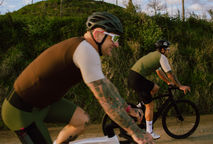 O que muda na roupa de quem pedala 30 km vs. 100 km?