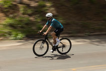 Como escolher roupa para pedalar no calor sem perder conforto?