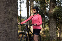 Camisa de Ciclismo Feminina: Poder feminino sobre duas rodas