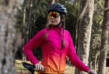 Pedale com estilo usando a jaqueta corta vento