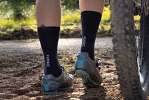 Meia Pure Preta: Minimalismo e Conforto para Todos os Momentos