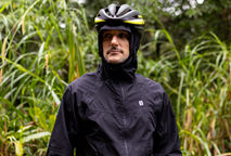 Jaqueta Impermeável Accorto Preta: O Seu Escudo Contra a Chuva