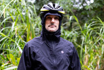 Jaqueta impermeável: como escolher para pedal e corrida (impermeável x resistente à água)