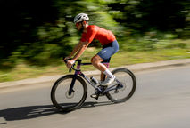 Proteção solar no pedal: o guia do ciclista para proteger a pele sem prejudicar o desempenho