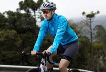 Como escolher sua jaqueta corta-vento para pedalar no frio