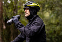 Roupa impermeável para esporte: o que muda no conforto em dias frios e chuvosos?