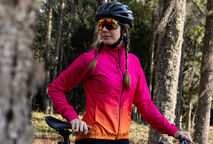 Corta vento: o que olhar antes de comprar (respira, bloqueia, dobra?)