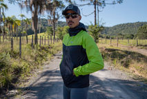 Jaqueta Impermeável Accorto Preta com Verde: Dupla Proteção Estilosa